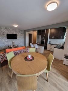 a living room with a table and chairs and a kitchen at CASA DI NIMA in Ioannina