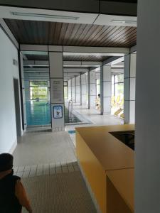 vista para uma piscina num edifício em Apartment Renata Irdning Pichlarn em Aigen im Ennstal