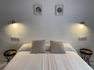 A bed or beds in a room at Casa Galería La Retinta
