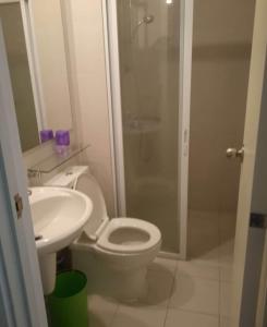 La salle de bains est pourvue de toilettes, d'un lavabo et d'une douche. dans l'établissement Economy Room at SM Bicutan, à Manille