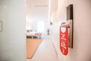 Televízia a/alebo spoločenská miestnosť v ubytovaní Apartamentos Atia Catedral