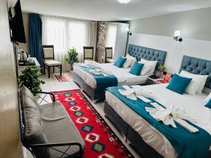 Habitación de hotel con 2 camas y sofá en Galapera Hotel, en Estambul