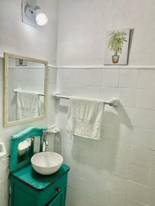 ein Bad mit einem Waschbecken und einem Spiegel in der Unterkunft Temporarios Colón - Habitación Matrimonial in Posadas