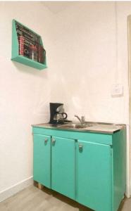 eine Küche mit einem blauen Schrank und einem Waschbecken in der Unterkunft Temporarios Colón - Habitación Matrimonial in Posadas