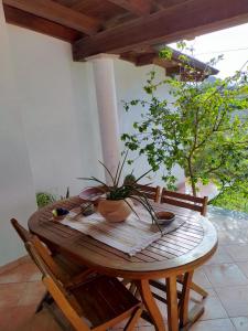 ブッジェッルにあるCasa Armasの木製テーブル(椅子付)、植物のあるパティオ