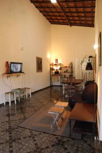 a living room with a couch and a table at Hostel Bem Te Vi Arraial d'Ajuda in Arraial d'Ajuda