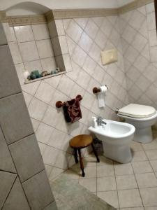 ブッジェッルにあるCasa Armasのバスルーム(トイレ、洗面台付)