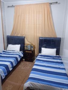 duas camas sentadas uma ao lado da outra num quarto em La casa de Wael em Ifrane