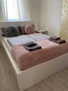 A bed or beds in a room at Ada Wellness Apartman Siófok