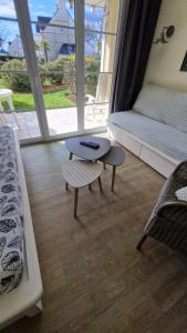Posedenie v ubytovaní CAP COZ plage piscine et jardin