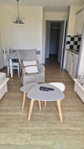 Posedenie v ubytovaní CAP COZ plage piscine et jardin