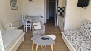Posedenie v ubytovaní CAP COZ plage piscine et jardin
