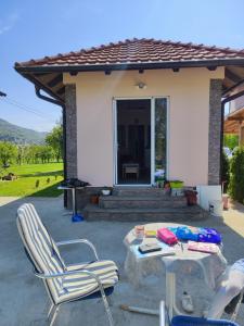 une terrasse avec 2 chaises et une table ainsi qu'une maison dans l'établissement Vikendica Rada, à Loznica