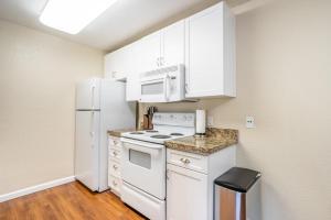 Una cocina o zona de cocina en Furnished 1BR in Santa Clara Near Caltrain