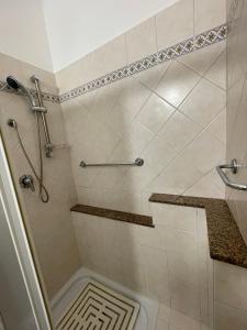 baño con ducha y puerta de cristal en Casa Carruvedda, en Avola