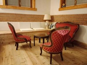 a living room with two chairs and a couch at B&B Max & Lory in Neviano degli Arduini