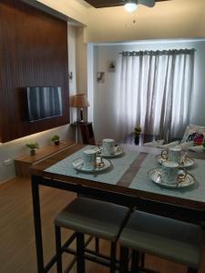 A television and/or entertainment centre at 2 BR Loop Tower 1524