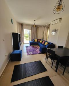 Mousa Cost Resort عائلات فقط في رأس سدر: غرفة معيشة مع أريكة زرقاء وطاولة