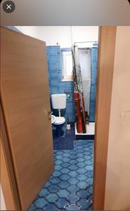 een badkamer met een toilet en een badkamerdeur bij Apartments Toma in Omiš