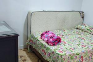 een bed met een kussen erop in een slaapkamer bij Hermosa casa familiar in La Tebaida