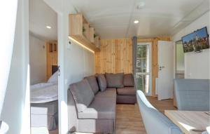 ein Wohnzimmer mit einem Sofa und einem Tisch in der Unterkunft Tiny Haus 61 Am Brombachsee in Pleinfeld