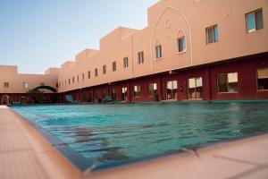 una piscina frente a un edificio en فردان ريزيدانس - جدة Verdun Residence Jeddah en Obhor