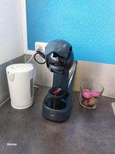 una cafetera en la parte superior de un mostrador en Turquoise, en Cayenne