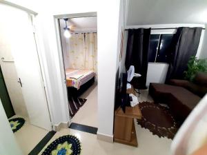 クイアバにあるApto aconchegante cuiabaのリビングルーム付きの客室です。