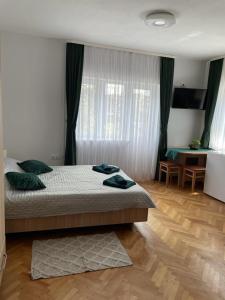 a bedroom with a large bed and a table at Island apartman in Odorheiu Secuiesc