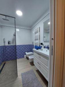 La salle de bains est pourvue d'une douche, d'un lavabo et de toilettes. dans l'établissement Cosy Domy Apartments, à Naples