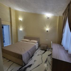 Zungri的住宿－Residenza San Francesco，一间卧室设有一张大床和一个窗户。