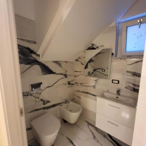 a bathroom with a toilet and a sink at Residenza San Francesco in Zungri