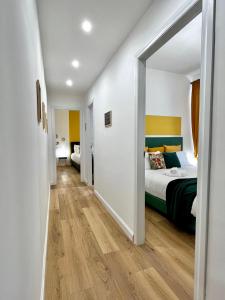 una camera con letto e specchio di Happy Family Apartments San Luca a Genova