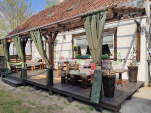 eine Außenterrasse mit einem Pavillon in der Unterkunft Dom z Charyzmą na Mazurach in Miłki
