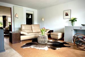 sala de estar con sofá y mesa en Stadtnah und ruhig en Gummersbach