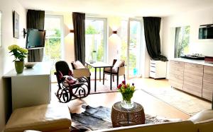 a living room with a wheelchair in a living room at Stadtnah und ruhig in Gummersbach