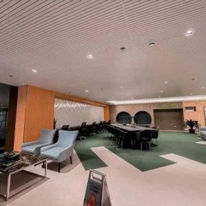 達斯馬里尼亞斯的住宿－Acellyne Suites at Green 2 Residences with Netflix!，大房间设有一张大桌子和椅子