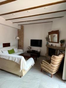 a bedroom with a bed and a fireplace and a television at Casa Rural Verde Oliva in Baños de la Encina