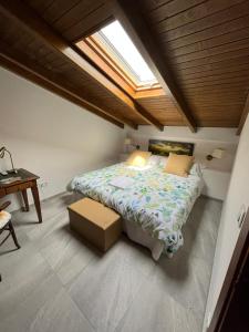 a small bedroom with a bed and a window at Casa Rural Verde Oliva in Baños de la Encina