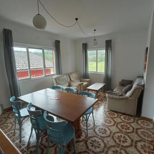 ein Wohnzimmer mit einem Holztisch und Stühlen in der Unterkunft Casa sella Asturias in Les Arriondes