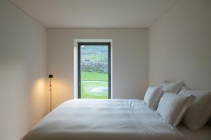 una camera bianca con un grande letto con finestra di Quinta do Outeiro 1598 a Ponte da Barca