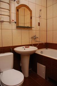 een badkamer met een toilet, een wastafel en een bad bij Apartment on Victora Yarmoly in Kiev