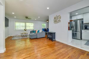 Ruang duduk di East Point Vacation Rental about 10 Mi to Downtown ATL