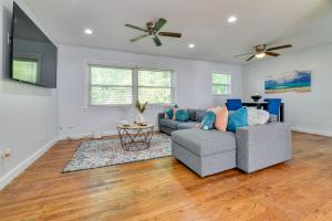 Area tempat duduk di East Point Vacation Rental about 10 Mi to Downtown ATL