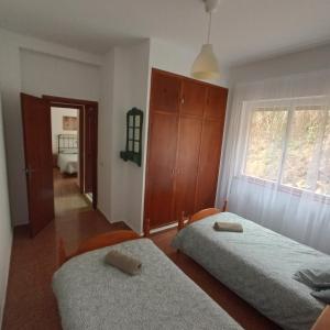 - une chambre avec 2 lits et une fenêtre dans l'établissement Casa sella Asturias, à Arriondas