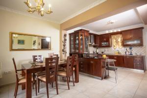 kuchnia i jadalnia ze stołem i krzesłami w obiekcie Holiday Villa w mieście Pefkochori +22 zdjęcia