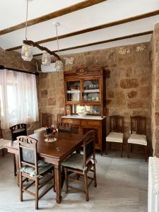 a dining room with a wooden table and chairs at Casa Rural Verde Oliva in Baños de la Encina