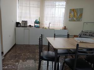Küche/Küchenzeile in der Unterkunft Ecualodge VIII. LOVELY SUITE WITH FREE PARKING