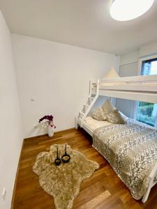 Stadt Villa Rastatt في راشتات: غرفة نوم مع سرير بطابقين وسجادتين