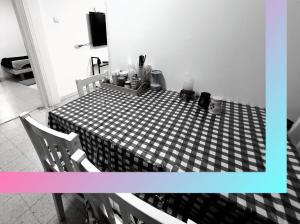 uma mesa com uma toalha de mesa xadrez em preto e branco em נוף לאגם הכנרת היפה והמרגיע em Tiberíades